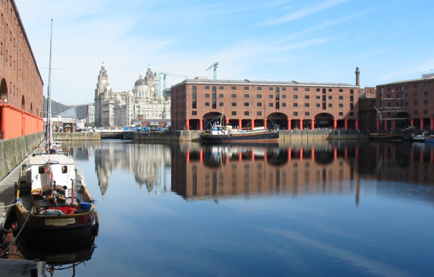 Liverpool — Albert Dock com os Three Graces ao fundo