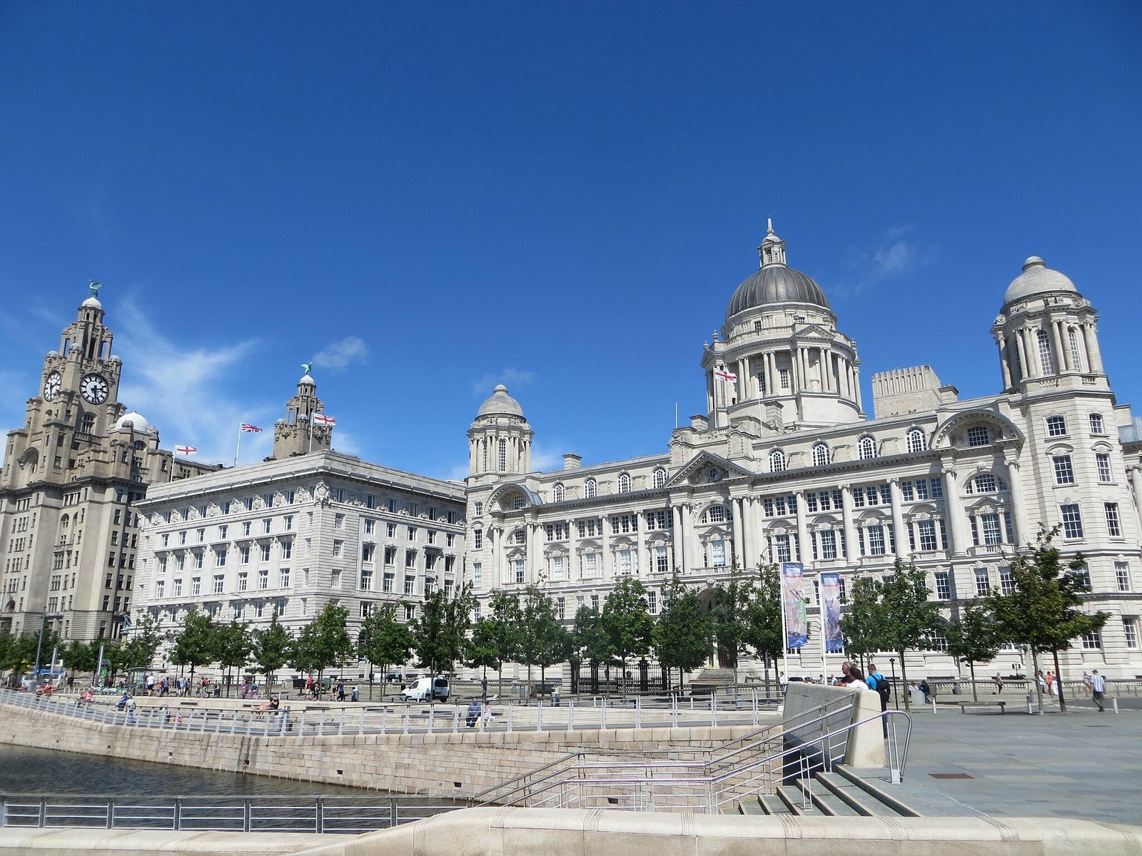 Liverpool — Pier Head e Liver Building ao pôr do sol