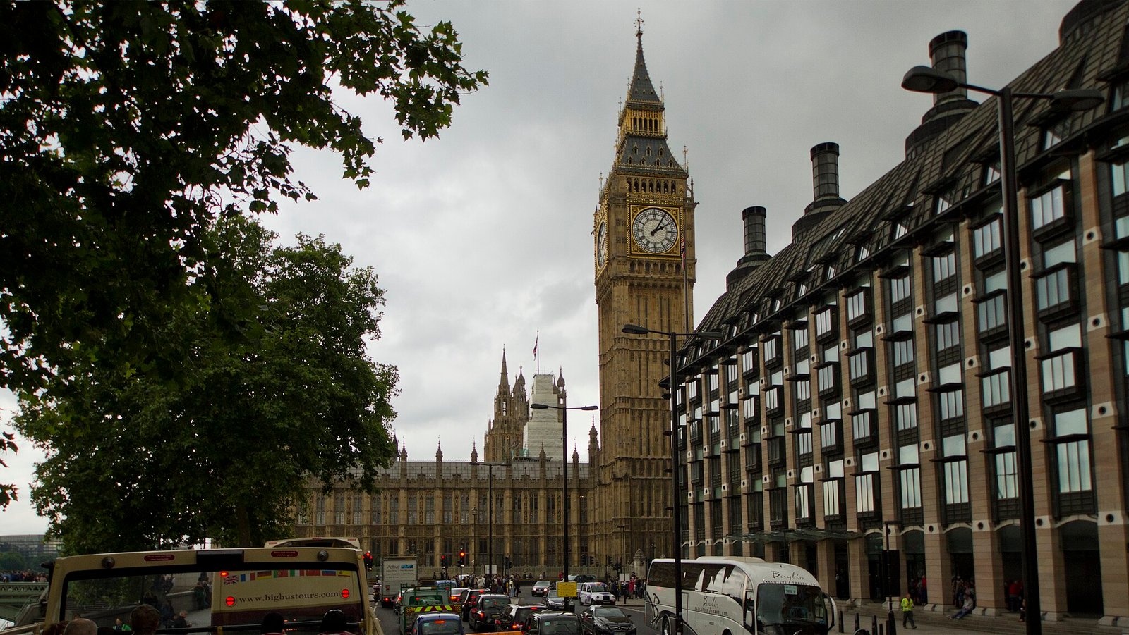 Londres — Tower Bridge ao entardecer sobre o Tâmisa